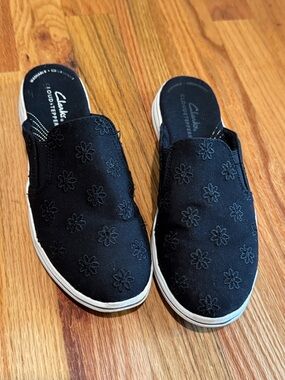 Clarks Black Floral Embroidered Slip-On Mules. Size 6